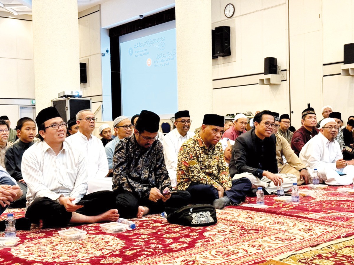 Ambassador of Indonesia to Qatar H E Ridwan Hassan along with other officials and the members of the Indonesian community during the gathering.