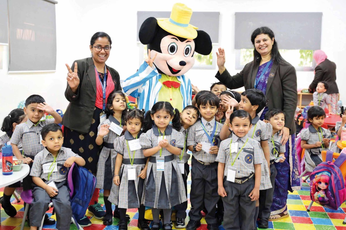 Students were delighted to be welcomed by the iconic mascots Mickey and Minnie Mouse, adding a touch of magic to their first day of school. 
