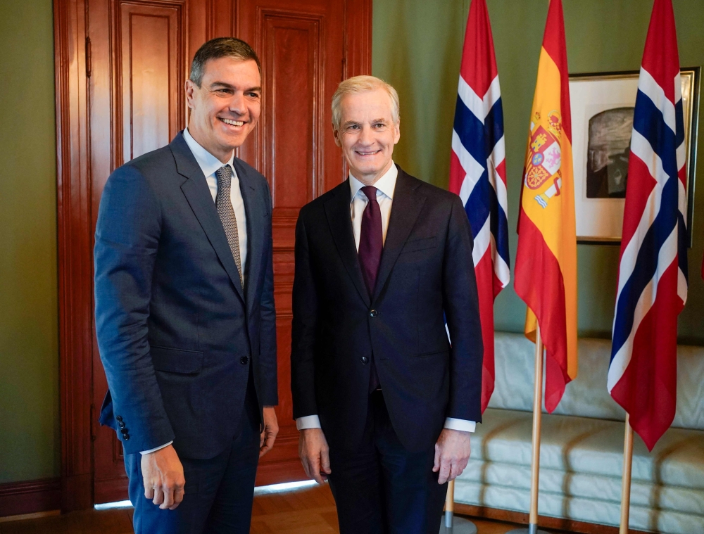 Norwegian Prime Minister Jonas Gahr Stoere (R) welcomes Spanish Prime Minister Pedro Sanchez for a bilateral meeting in Oslo in April 12, 2024. (Photo by Terje Pedersen / NTB / AFP) / Norway OUT
