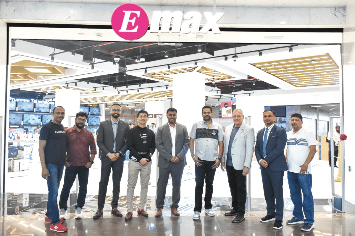 Shumalan Naicker, Territory Head of Landmark Group and Yacoub Boutros, Managing Director, Tawar Mall, with E-Max and Tawar Mall team.