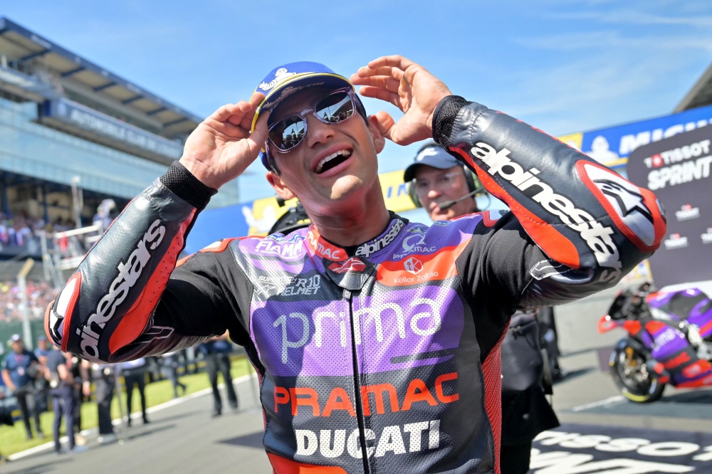 Race winner Prima Pramac Racing's Spanish rider Jorge Martin celebrates after the French MotoGP Grand Prix sprint race at the Bugatti circuit in Le Mans, northwestern France, on May 11, 2024. (Photo by Lou Benoist / AFP) 