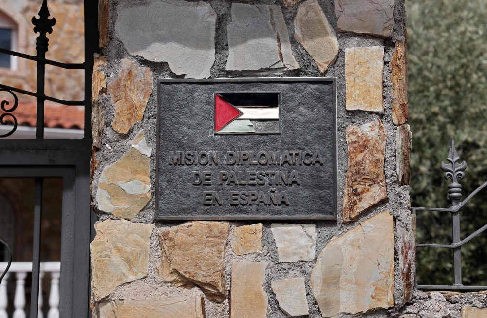 This photograph taken on May 22, 2024 shows a plaque at the entrance of the Palestinian Embassy in Madrid, as the Spanish Prime Minister announced that Spain will recognise Palestine as a state on May 28. Photo by Thomas COEX / AFP.