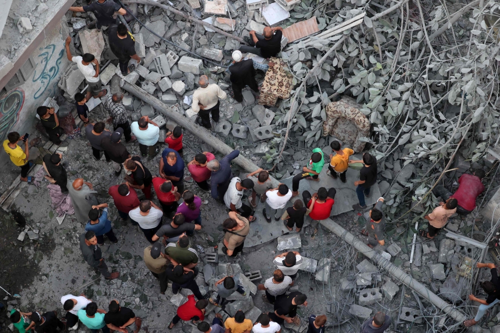 Palestinians search for survivors at the site of an Israeli strike on the Al-Daraj neighbourhood in Gaza City on May 24, 2024. (Photo by Omar Al-Qattaa / AFP)