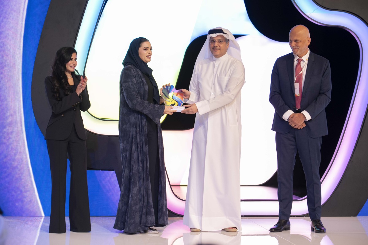 Minister of Communications and Information Technology, H E Mohammed bin Ali Al Mannai presenting 'AI Innovation Awards’ to a Invest Qatar official. 
