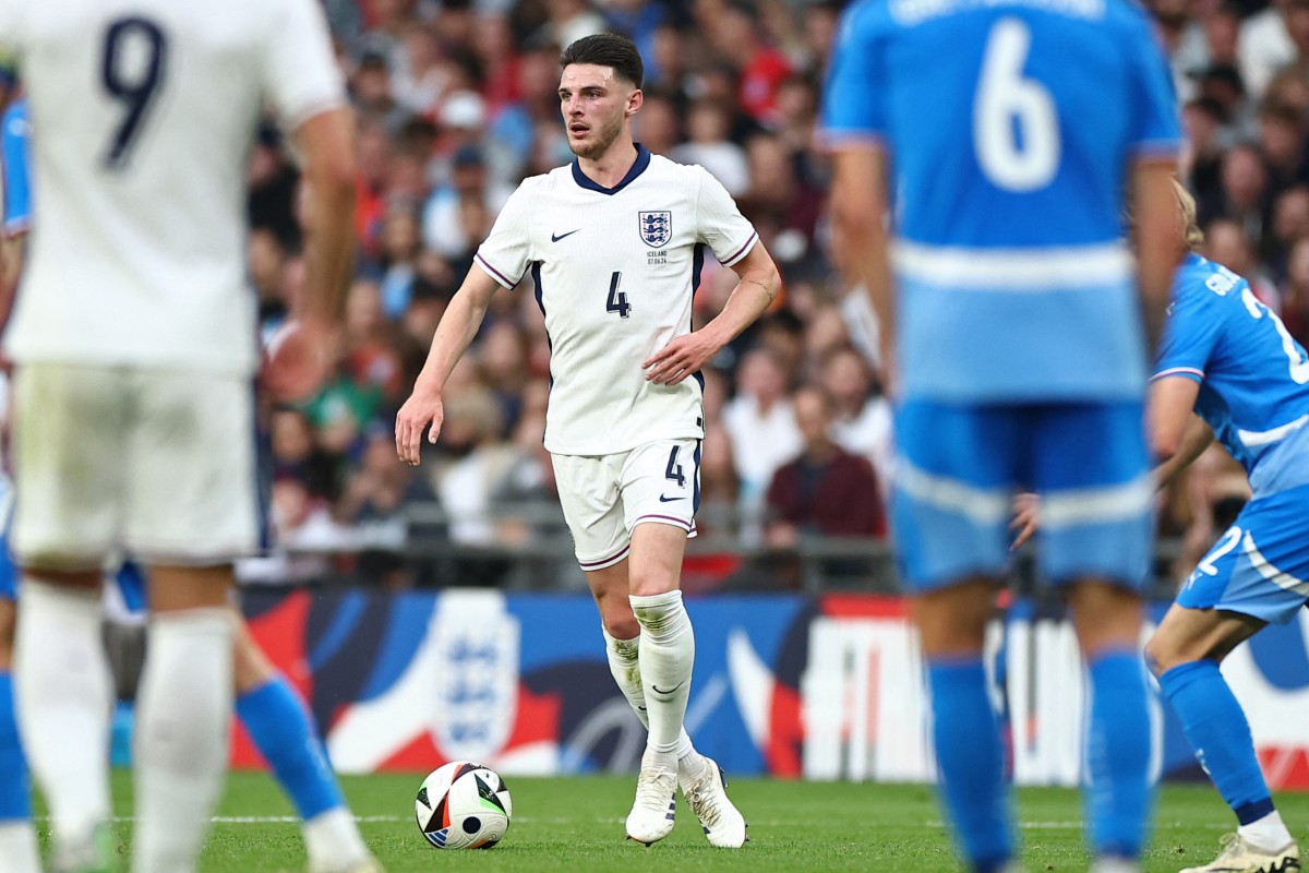 England's midfielder #04 Declan Rice looks to play a pass during the International friendly football match between England and Iceland at Wembley Stadium in London on June 7, 2024. Photo by HENRY NICHOLLS / AFP.