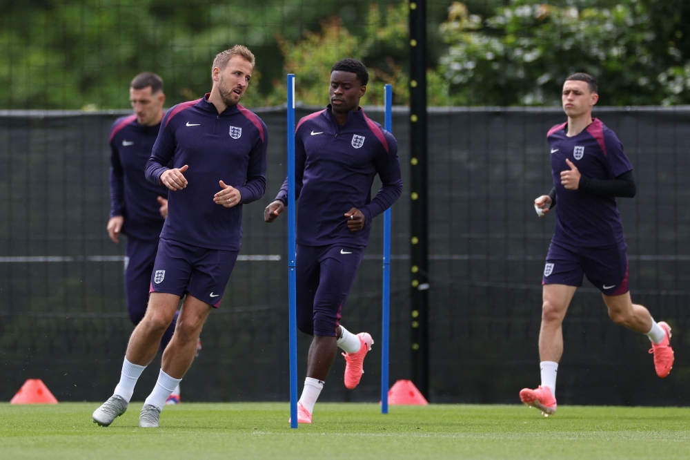 England's forward #09 Harry Kane (L) and his teammates take part in a training session during the UEFA Euro 2024 European football Championship, in Blankenhain, eastern Germany on June 15, 2024. (Photo by Adrian Dennis/ AFP)