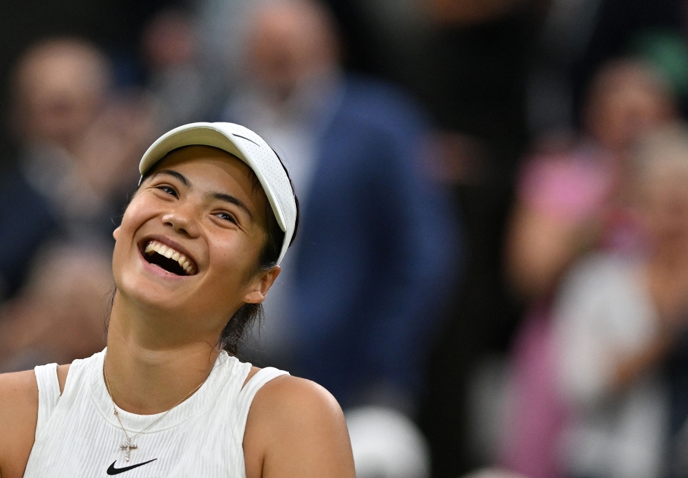 Britain's Emma Raducanu celebrates winning against Greece's Maria Sakkari on July 5, 2024. (Photo by Glyn Kirk / AFP) 