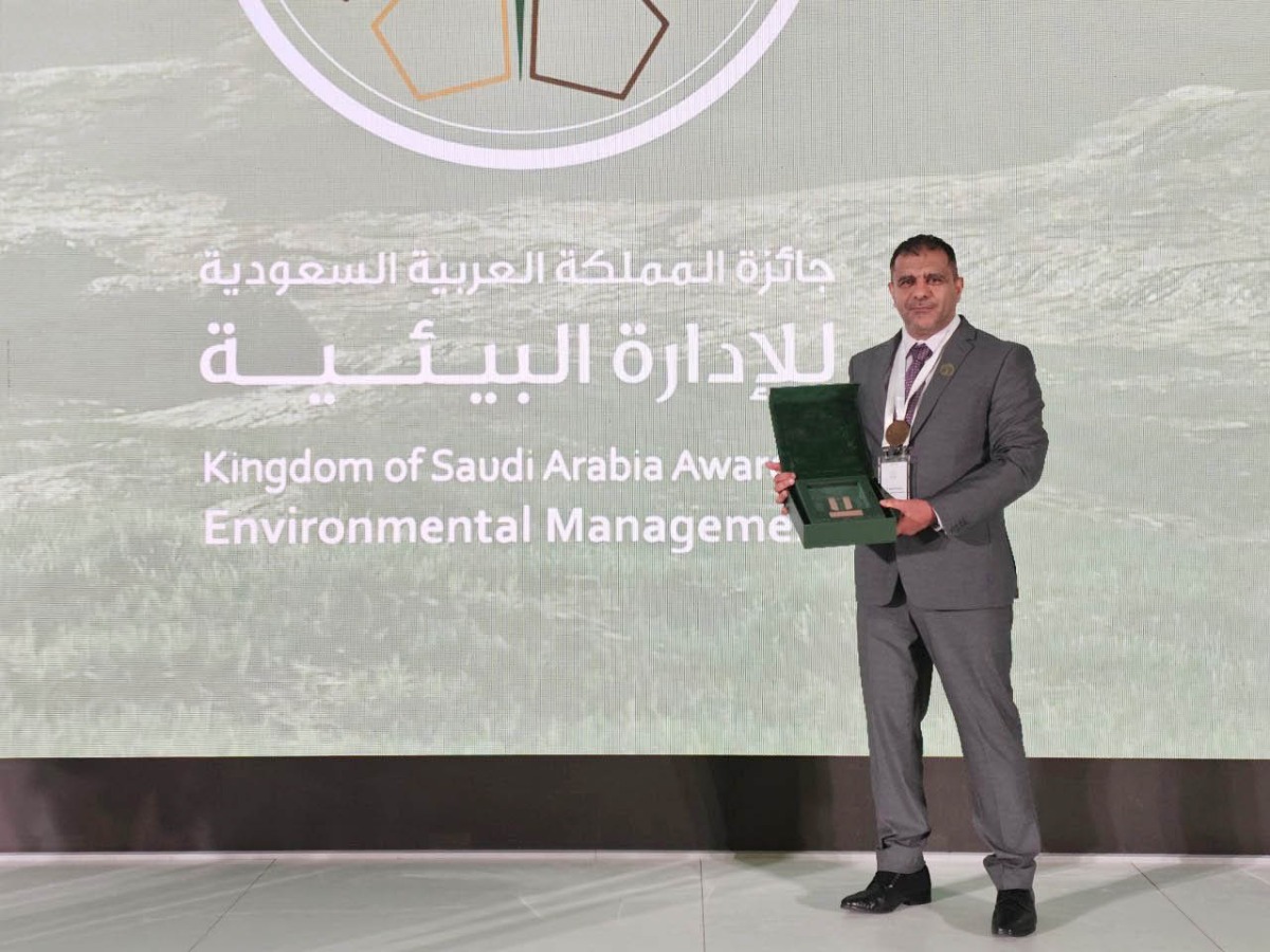 Dr. Abdullah Al Swidi with the award.