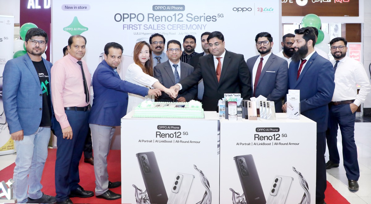 OPPO team and Lulu Hypermarket officials during the launch recently.