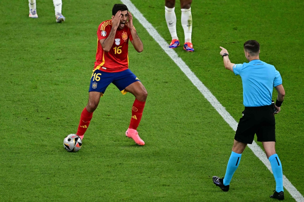 Spain's midfielder #16 Rodri reacts as French referee François Letexier points to a foul during the UEFA Euro 2024 final football match between Spain and England at the Olympiastadion in Berlin on July 14, 2024. (Photo by Tobias Schwarz / AFP)