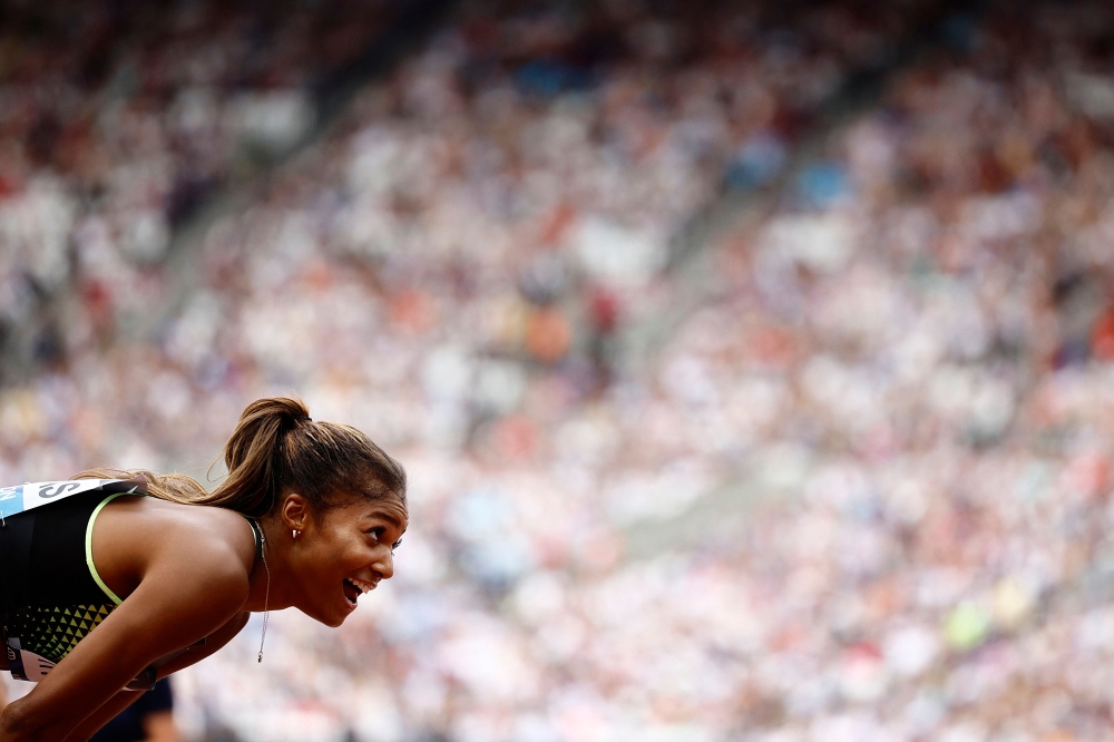 USA's Gabrielle Thomas celebrates after winning the Women's 200m event during the IAAF Diamond League athletics meeting at the London stadium in London on July 20, 2024. (Photo by Benjamin Cremel / AFP)
 