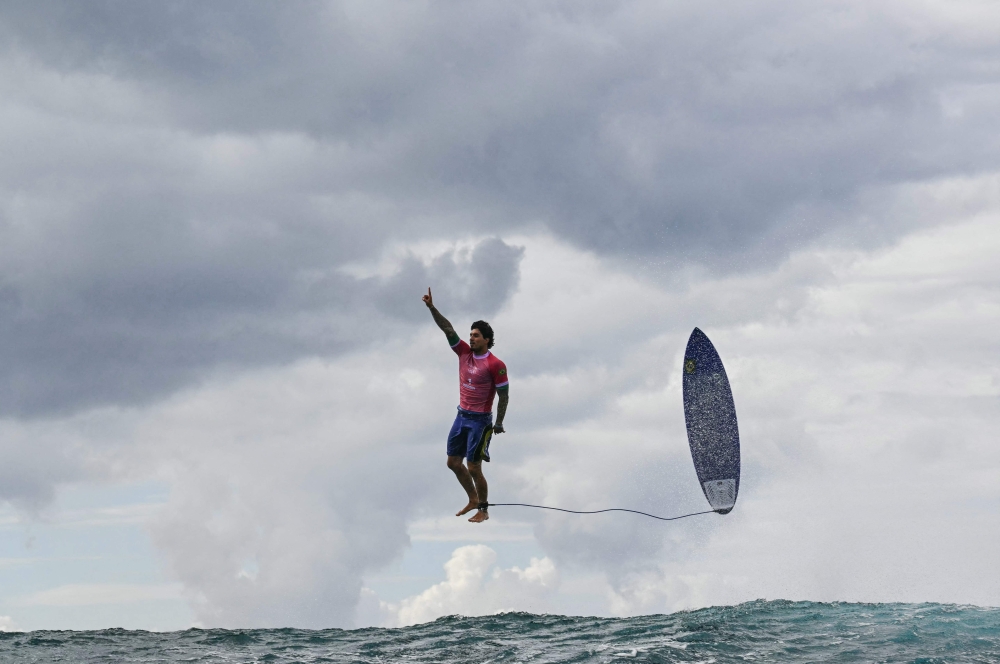 Brazil's Gabriel Medina reacts after getting a large wave in the 5th heat of the men's surfing round 3 on the French Polynesian Island of Tahiti, on July 29, 2024. (Photo by Jerome Brouillet / AFP) 