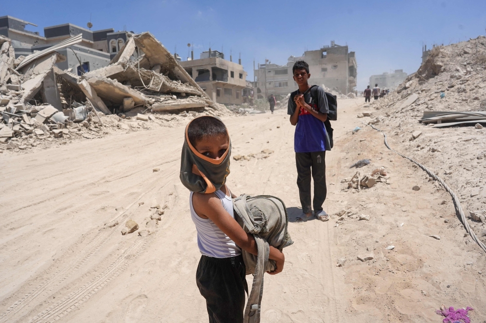 Displaced Palestinians return to Bani Suhayla and neighbouring towns east of Khan Yunis following reports of Israeli forces withdrawing from the area in the southern Gaza Strip on July 30, 2024. (Photo by Bashar Taleb / AFP)