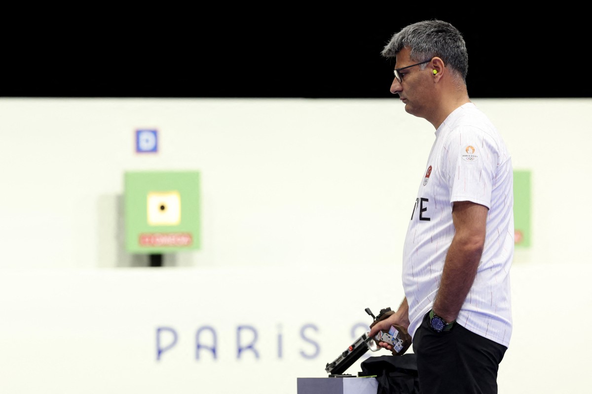 Turkey's Yusuf Dikec competes in the shooting 10m air pistol mixed team gold medal match during the Paris 2024 Olympic Games at Chateauroux Shooting Centre on July 30, 2024. Photo by Alain Jocard / AFP.