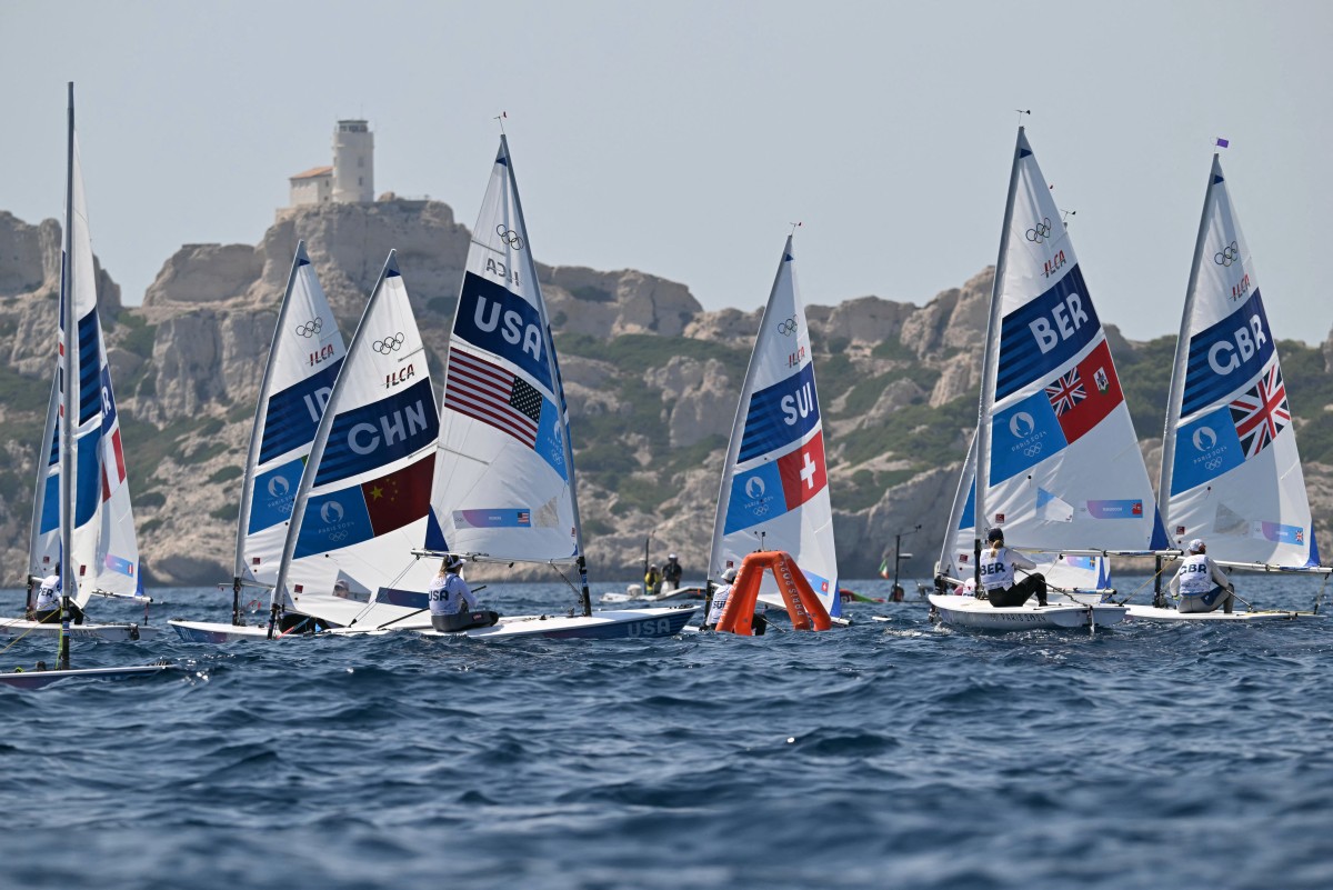 US' Erika Reineke and Britain's Hannah Snellgrove (R) compete in Race 4 of the women’s ILCA 6 single-handed dinghy event during the Paris 2024 Olympic Games sailing competition at the Roucas-Blanc Marina in Marseille on August 2, 2024. Photo by NICOLAS TUCAT / AFP.