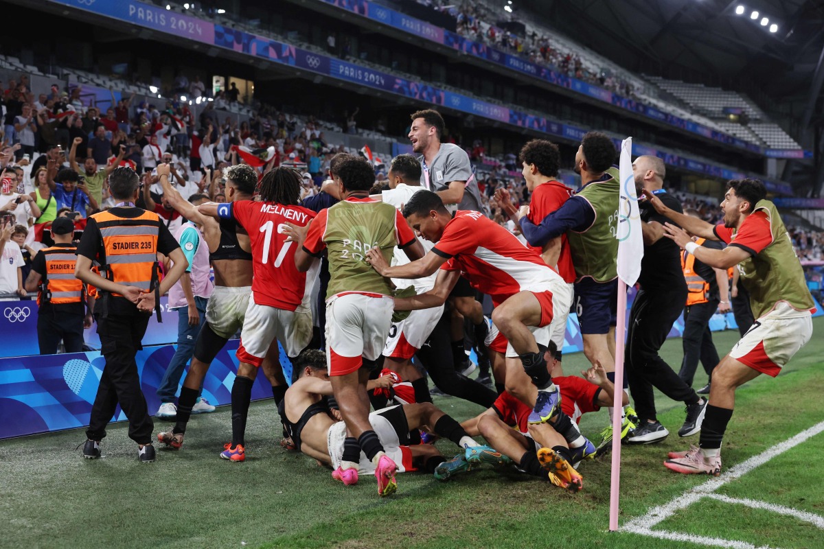  Egypt's players celebrate their victory in the men's quarter-final football match between Egypt and Paraguay during the Paris 2024 Olympic Games at the Marseille Stadium in Marseille on August 2, 2024. (Photo by Pascal GUYOT / AFP)
