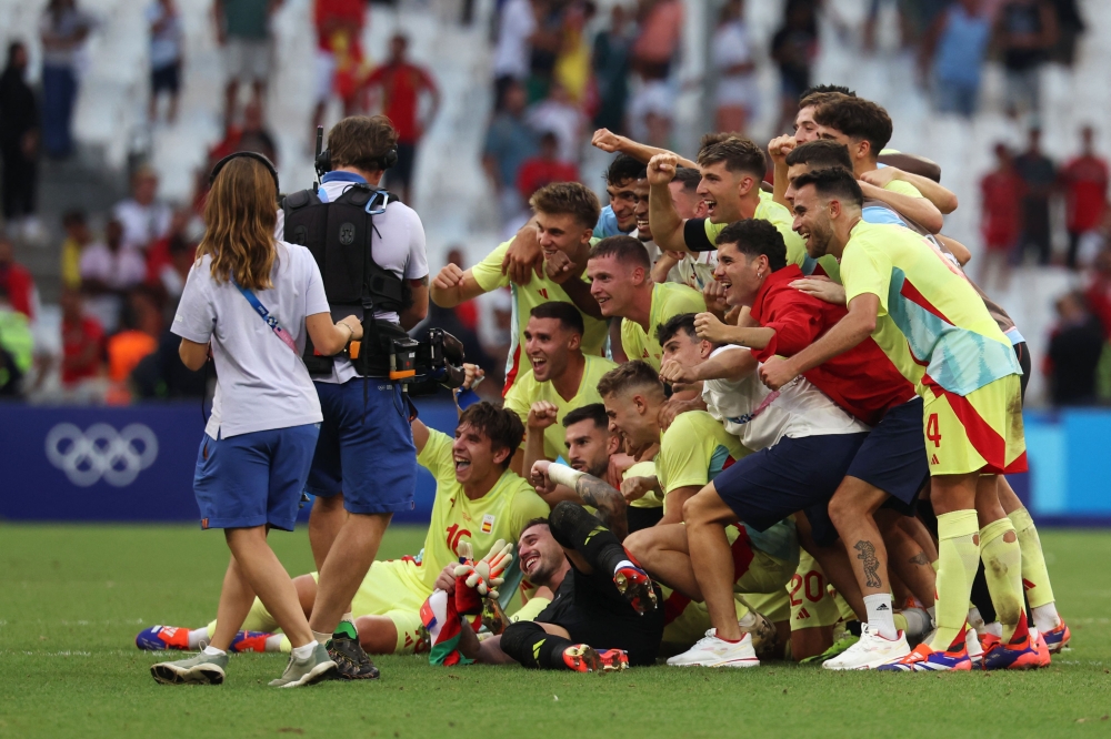 Spain's players celebrate their victory over Morroco at the end of the men's semi-final football match between Morocco and Spain of the Paris 2024 Olympic Games at the Marseille Stadium in Marseille on August 5, 2024. (Photo by Pascal GUYOT / AFP)
