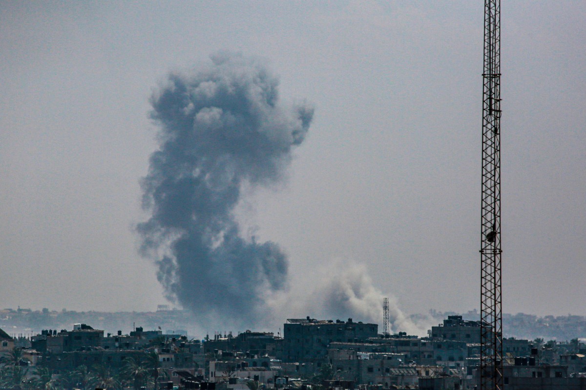 This picture taken from Deir al-Balah in the central Gaza Strip shows smoke billowing southeast of the city following Israeli bombardment on August 17, 2024. Photo by Bashar TALEB / AFP.