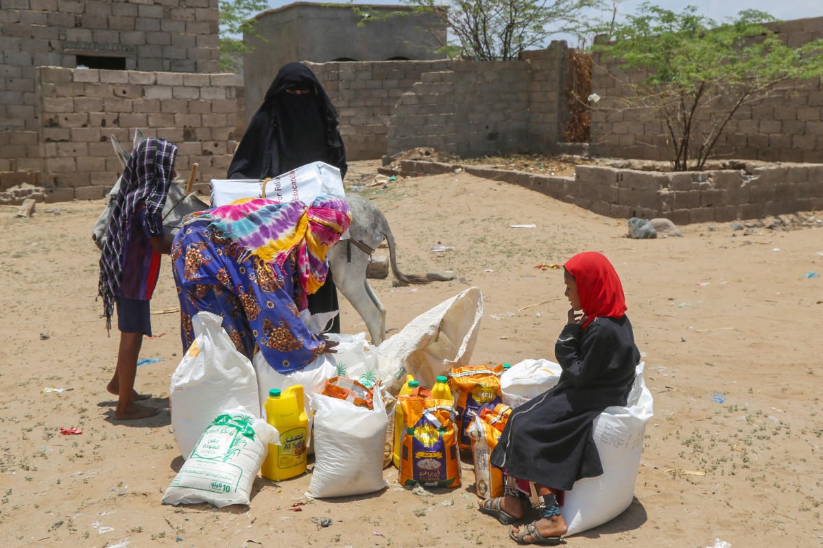 Displaced Yemenis affected by recent floods receive humanitarian in the Hays region, south of Hodeidah Governorate, west of August 16, 2024. (Photo by Khaled Ziad / AFP)
