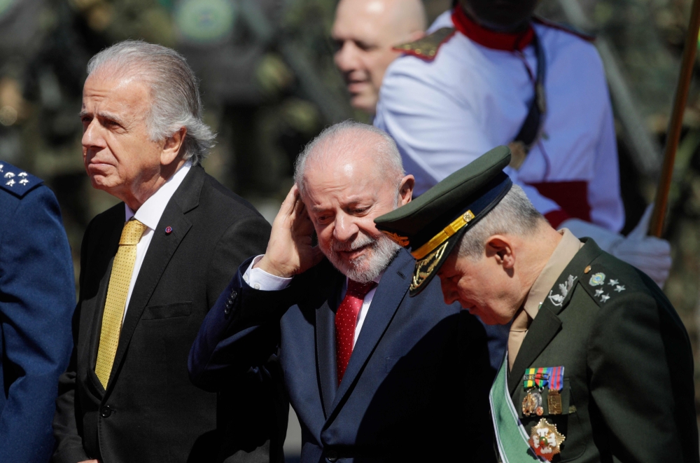 Brazilian President Luiz Inacio Lula da Silva, his Defense Minister Jose Mucio (left) and Brazilian Army Commander General Tomas Miguel Ribeiro attend a ceremony commemorating Soldier's Day at the Army Headquarters in Brasilia on August 22, 2024. (Photo by Sergio Lima / AFP)

