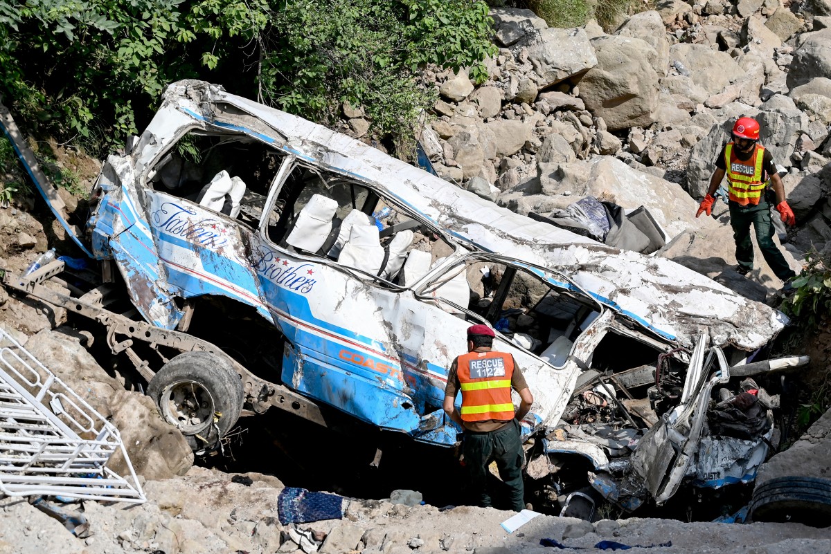 Rescue personnel inspect the site of a bus accident that killed 23 people after it plunged into a ravine at Soon village near Kahuta, Punjab province on August 25, 2024. Photo by Aamir QURESHI / AFP.