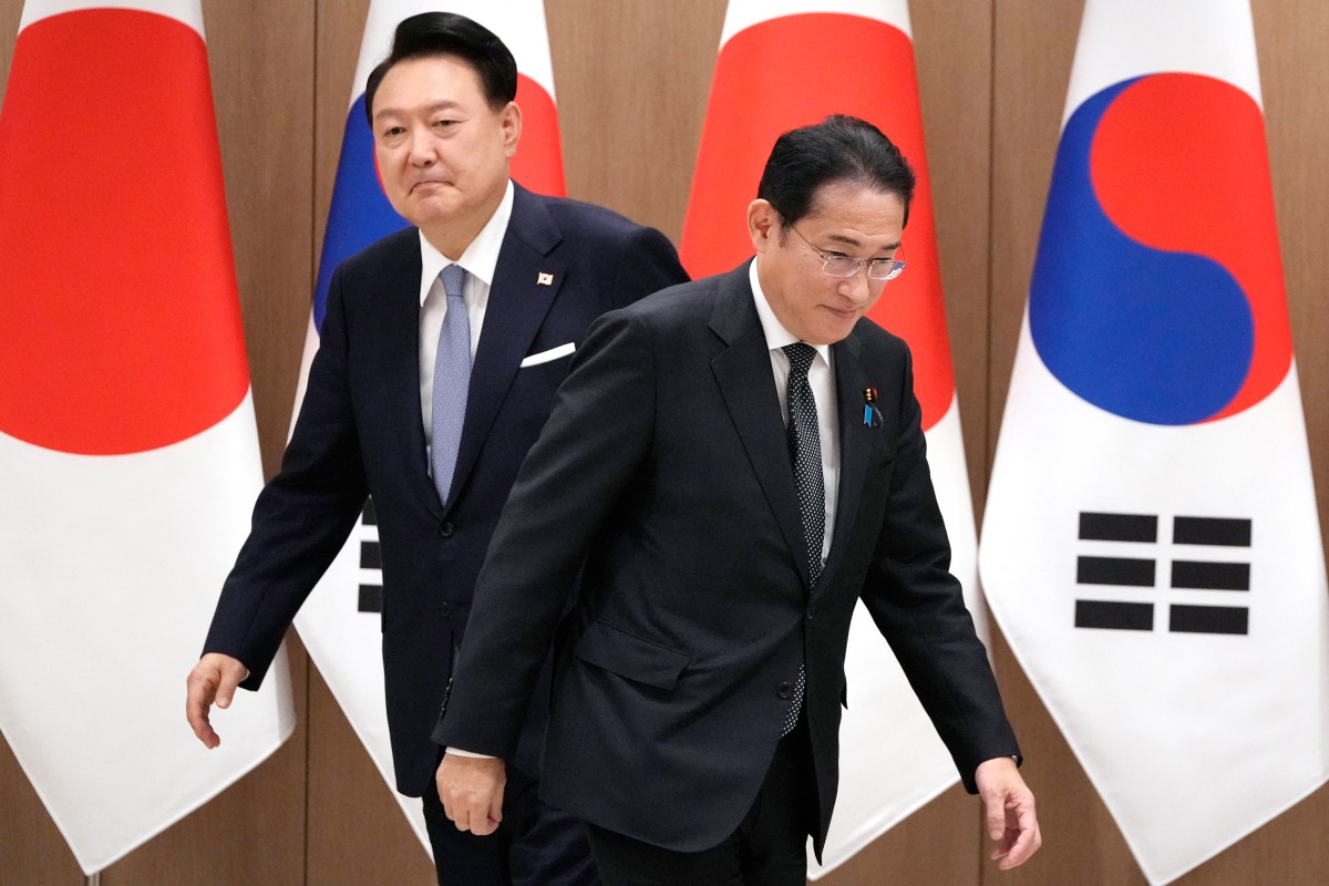 South Korean President Yoon Suk Yeol (L) and Japanese Prime Minister Fumio Kishida walk to their chairs during a meeting at the Presidential Office in Seoul on September 6, 2024. Photo by Lee Jin-man / POOL / AFP.