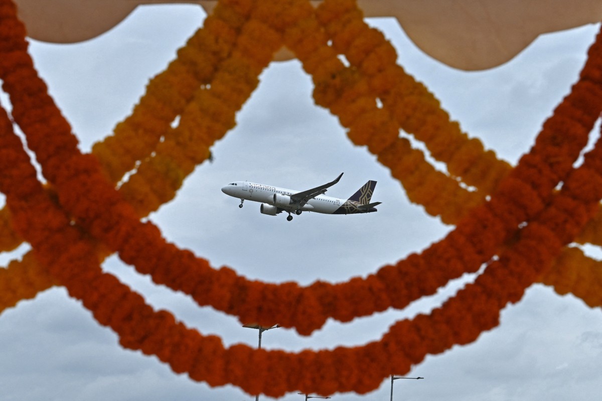 A Vistara aircraft prepares to land at Kempegowda International Airport in Bengaluru on September 4, 2024. Photo by Idrees MOHAMMED / AFP.
