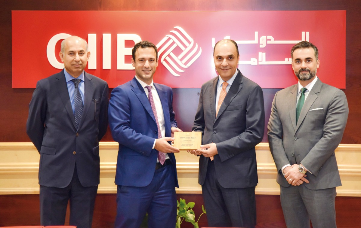 Mohammed Khair Barhoumeh, Chief Operation Officer at QIIB receiving the award from Georges Bou Nemar, Representative and Relationship Manager at Commerzbank Frankfurt.