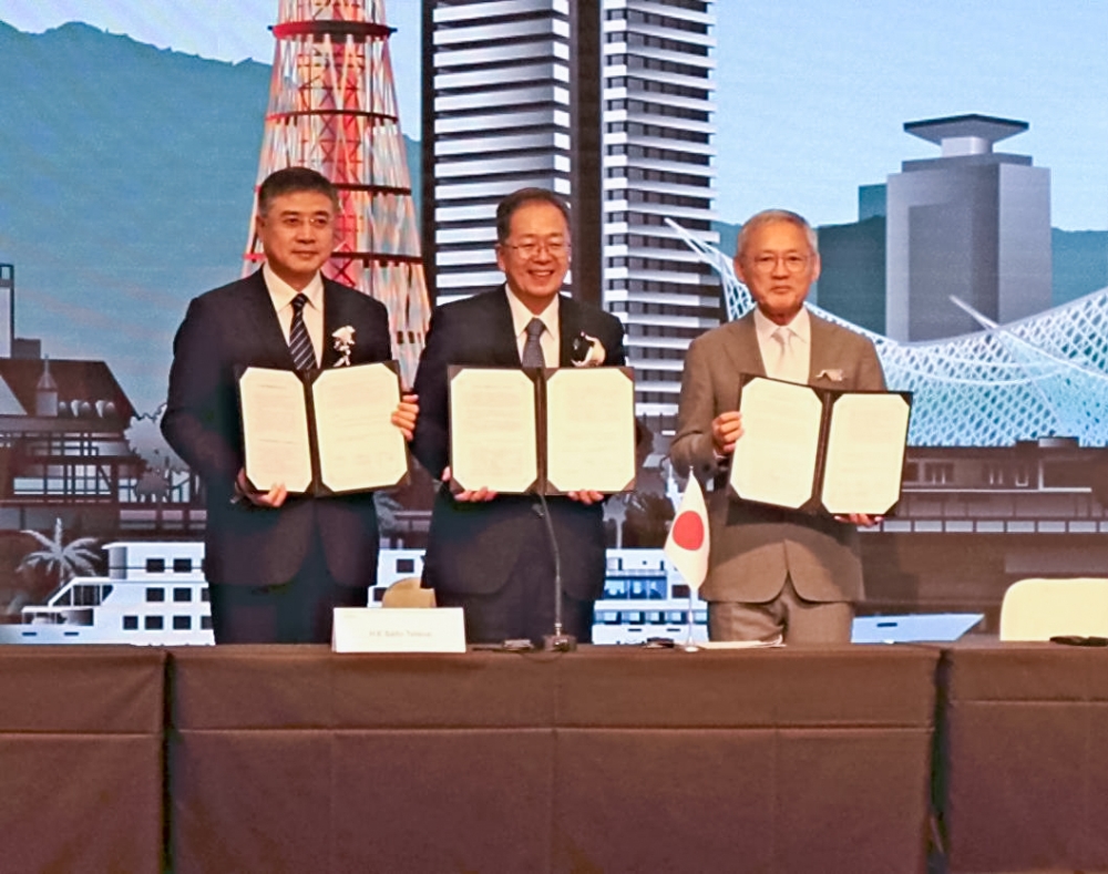 Japan tourism minister Tetsuo Saito (centre), South Korea’s tourism minister (right), and China’s vice minister for culture and tourism hold copies of a joint declaration in Kobe on Wednesday. (Photo by The Japan News)