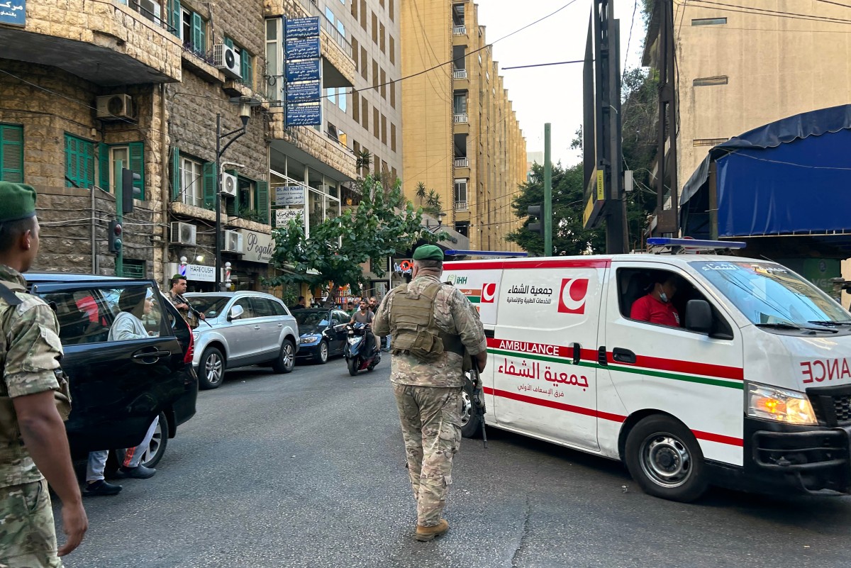 Lebanese army soldiers stand guard as an ambulance rushes wounded people to a hospital in Beirut on September 17, 2024, after explosions hit locations in several Hezbollah strongholds around Lebanon amid ongoing cross-border tensions between Israeli entity and Hezbollah fighters. Photo by Anwar AMRO / AFP.