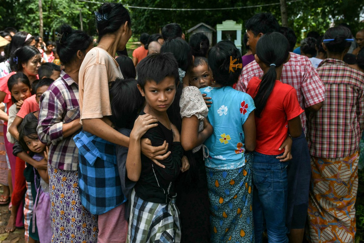 Flood-affected residents line up for food at a temporary camp set up at a monastery in Taungoo, Myanmar's Bago region on September 14, 2024. Photo by Sai Aung MAIN / AFP.