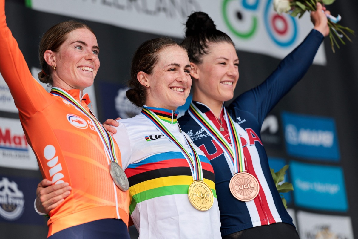 Gold medallist Australia's Grace Brown (C), silver medallist Netherlands' Demi Vollering (L) and bronze medallist (R) US' Chloe Dygert pose on the podium of the women's Elite Individual Time Trial cycling event, 29,9km from Gossau to Zurich, during the UCI 2024 Road World Championships, near Meilen, on September 22, 2024. (Photo by Alex WHITEHEAD / POOL / AFP)
