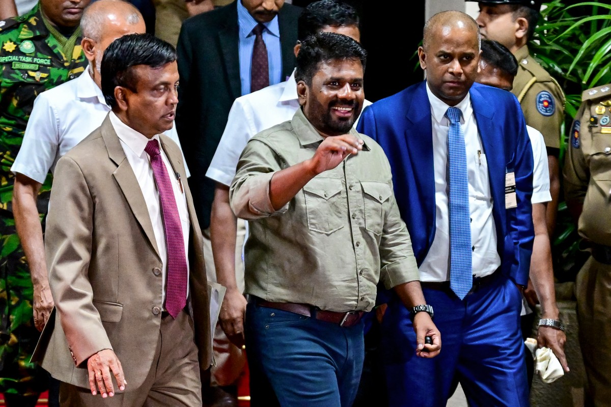 Sri Lanka's president-elect Anura Kumara Dissanayaka (C), gestures as he leaves the Election Commission office in Colombo on September 22, 2024, following his victory in the country's presidential election. Photo by Ishara S. Kodikara / AFP.