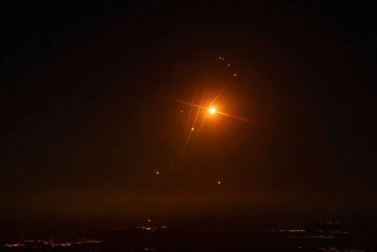 Photo used for demonstration purposes. Rockets fired from southern Lebanon are intercepted by Iron Dome air defence system over the Upper Galilee region on September 27, 2024. Photo by Jalaa MAREY / AFP.