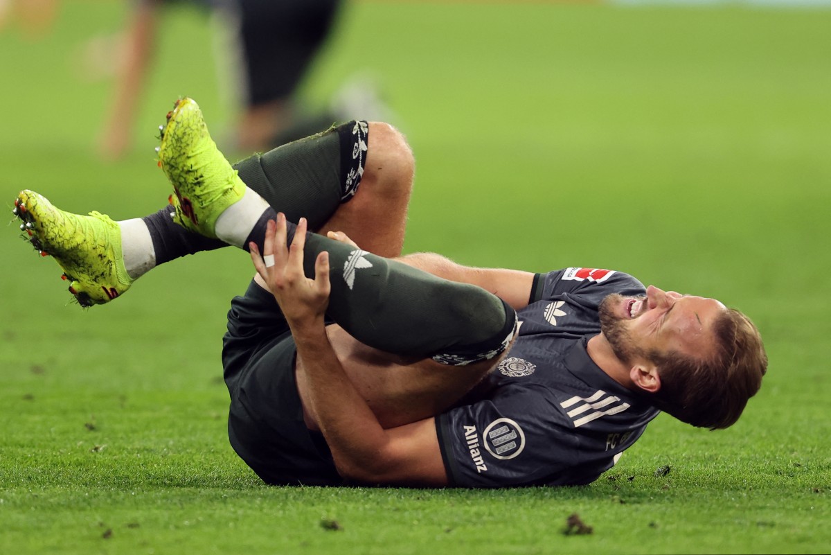 Bayern Munich's English forward #09 Harry Kane reacts injured on the ground during the German first division Bundesliga football match between FC Bayern Munich and Bayer 04 Leverkusen in Munich, southern Germany on September 28, 2024. (Photo by Alexandra BEIER / AFP)