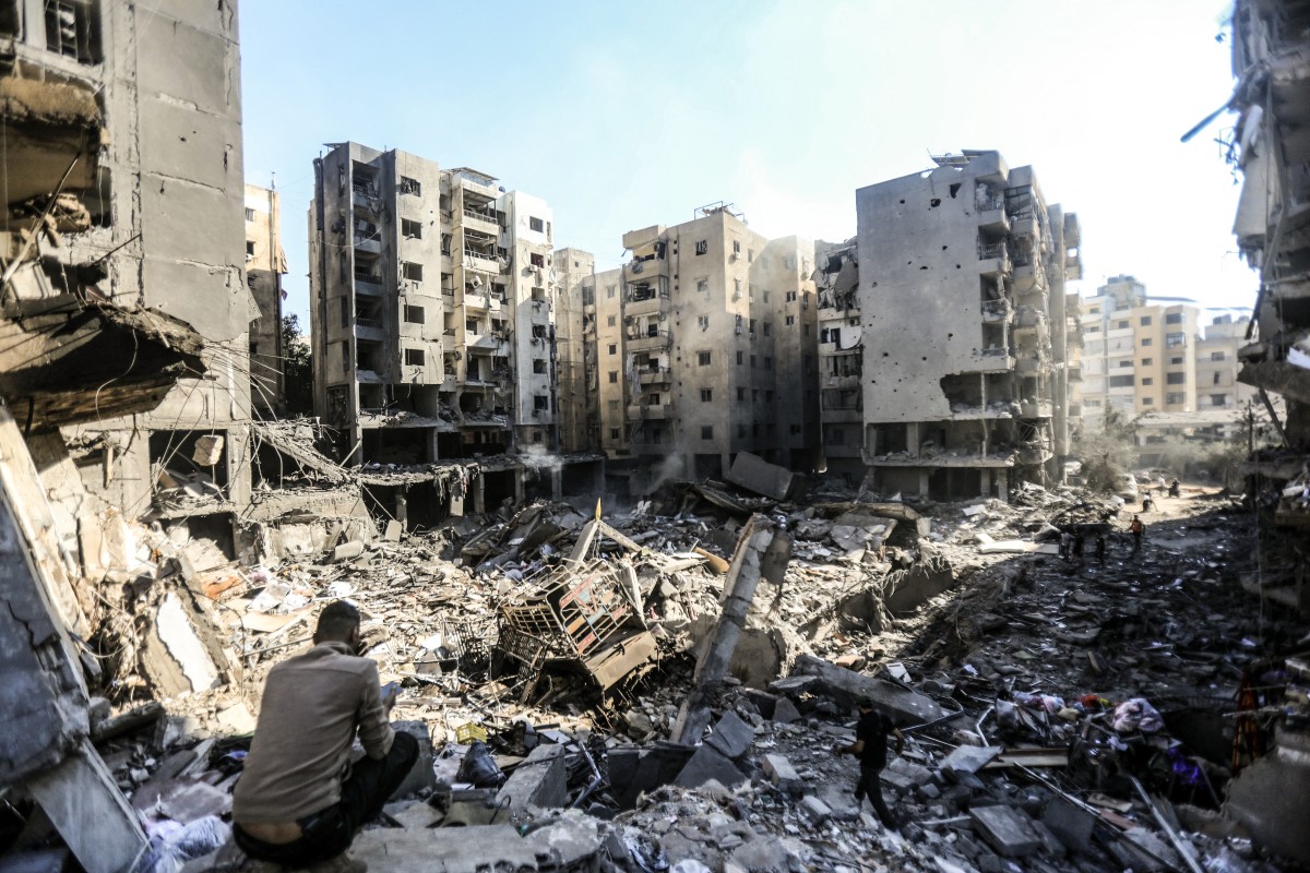 Photo used for demonstration purposes. People check the rubble of buildings which were levelled on September 27 by Israeli strikes that targeted and killed Hezbollah leader Hassan Nasrallah in the Haret Hreik neighbourhood of Beirut's southern suburbs, on September 29, 2024. Photo by AFP.