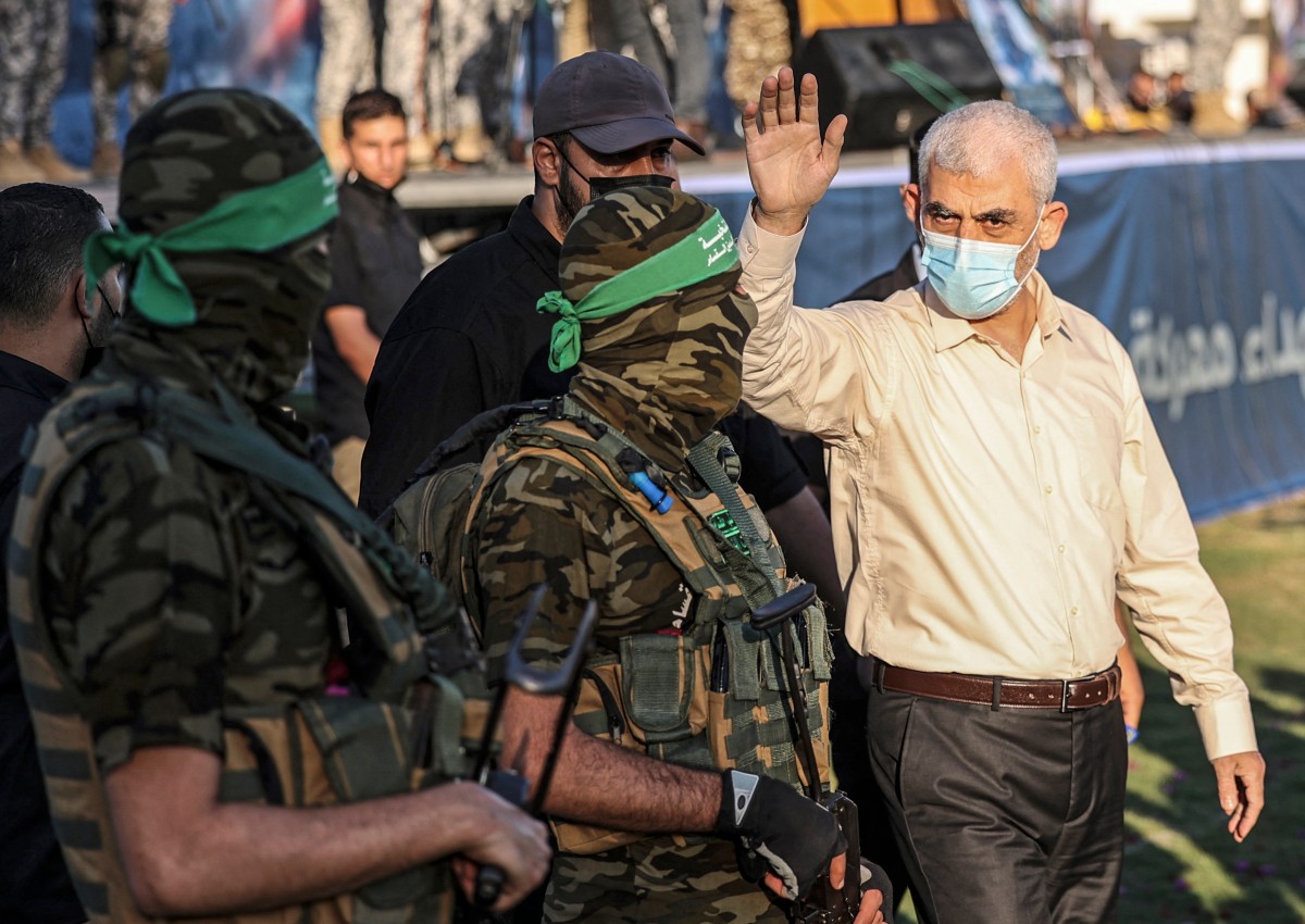 Archive photo used for demonstration purposes. Yahya Sinwar (R), leader of the Palestinian Hamas movement, greets supporters during a rally in Gaza City on May 24, 2021. Photo by MAHMUD HAMS / AFP.