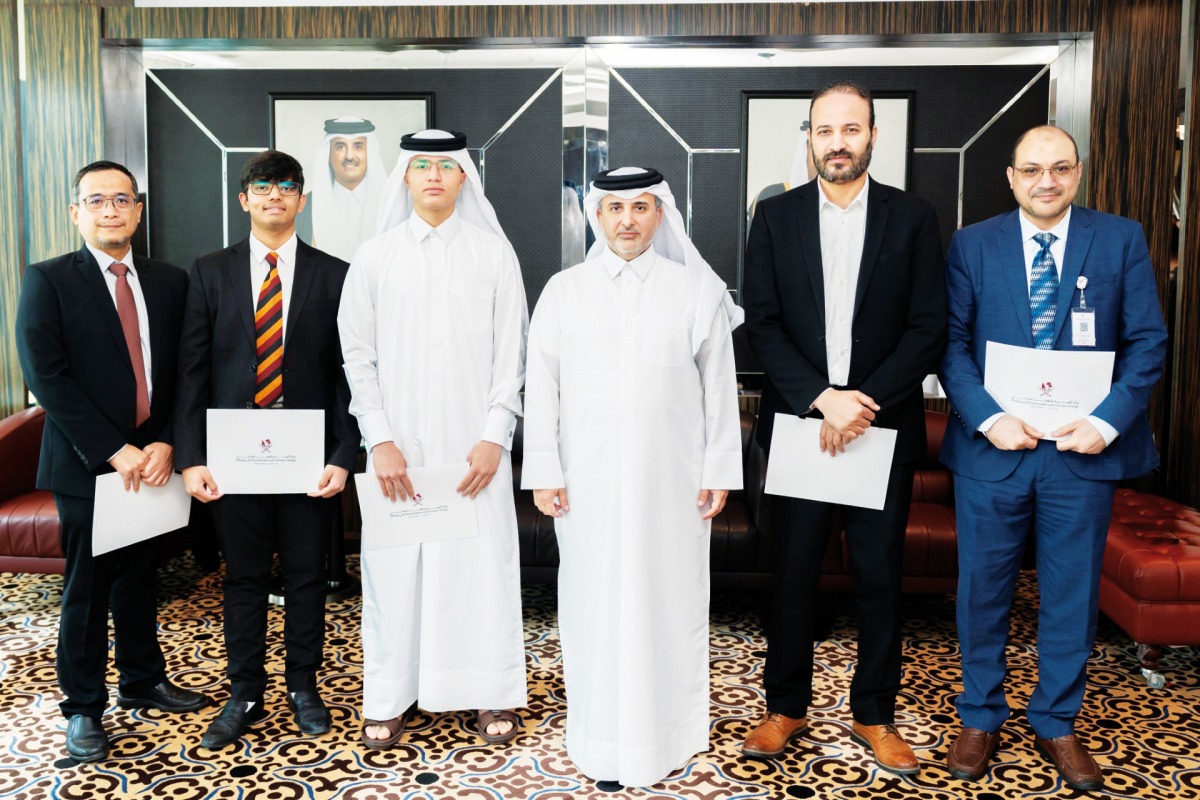 Minister of Environment and Climate Change H E Dr. Abdullah bin Abdulaziz bin Turki Al Subaie with students and officials during the event.