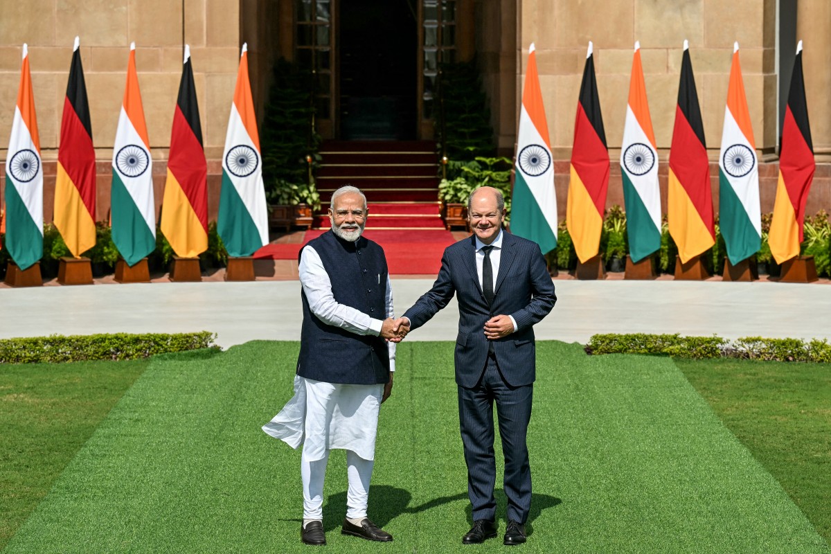 German Chancellor Olaf Scholz (R) shakes hands with India's Prime Minister Narendra Modi before their meeting at the Hyderabad House in New Delhi on October 25, 2024. Photo by Money SHARMA / AFP.