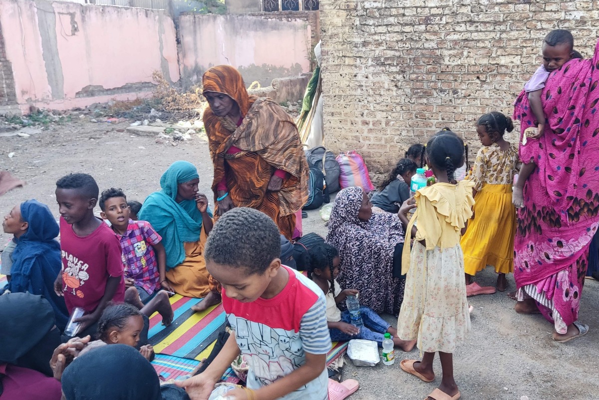 Sudanese, displaced from the Jazirah district, arrive in the eastern city of Gedaref on October 26, 2024. (Photo by AFP)
