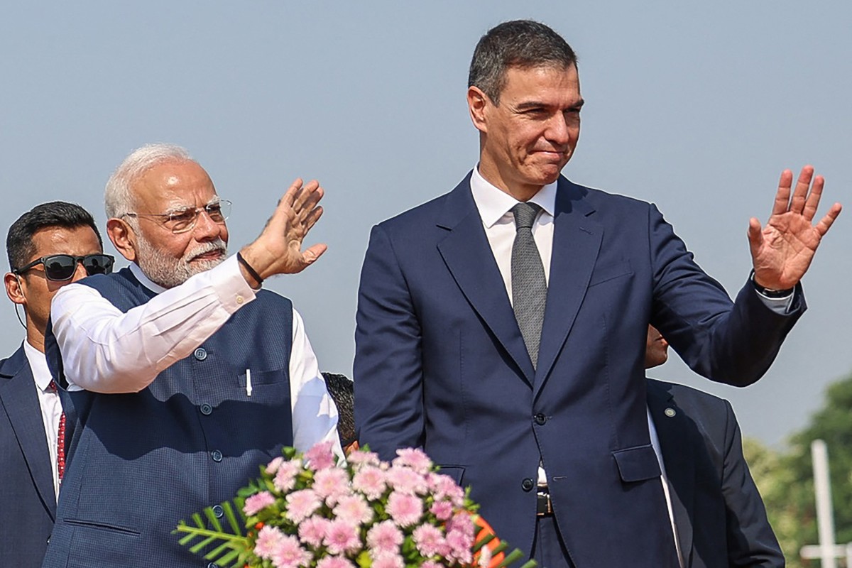 Spanish Prime Minister Pedro Sanchez (R) with his Indian counterpart Narendra Modi waving to crowd during a roadshow following his arrival in Vadodara in India's Gujarat state. Taken and released on October 28, 2024 by the Indian Press Information Bureau (PIB). Photo by PIB / AFP.