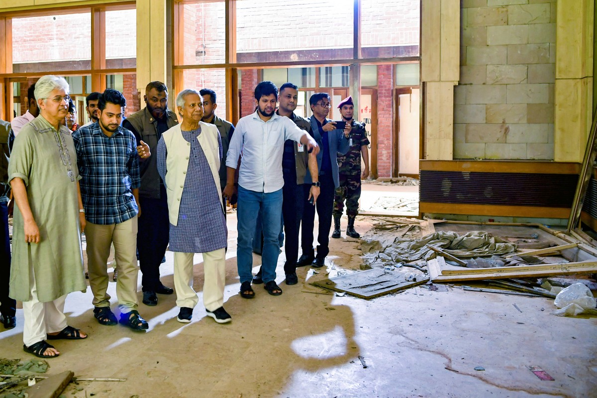 Photo used for demonstration purposes. Handout photograph taken on October 28, 2024 and released by the Press Wing of Bangladesh's Chief Adviser shows the country's interim government Chief Adviser Muhammad Yunus (4L) with Information and Broadcasting adviser Nahid Islam (2L), as they tour the battered Gonobhaban palace, the former official residence of the ousted prime minister Sheikh Hasina in Dhaka. Photo by Press Wing of Bangladesh's Chief Adviser / AFP.