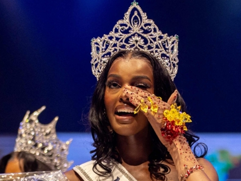 (FILES) The winner of Miss Universe Nigeria 2024, Chidimma Adetshina (L) poses with her crown at the Miss Universe Nigeria 2024 held at the Eko Hotel Convention Centre on 31 August, 2024. (Photo by Benson Ibeabuchi / AFP)