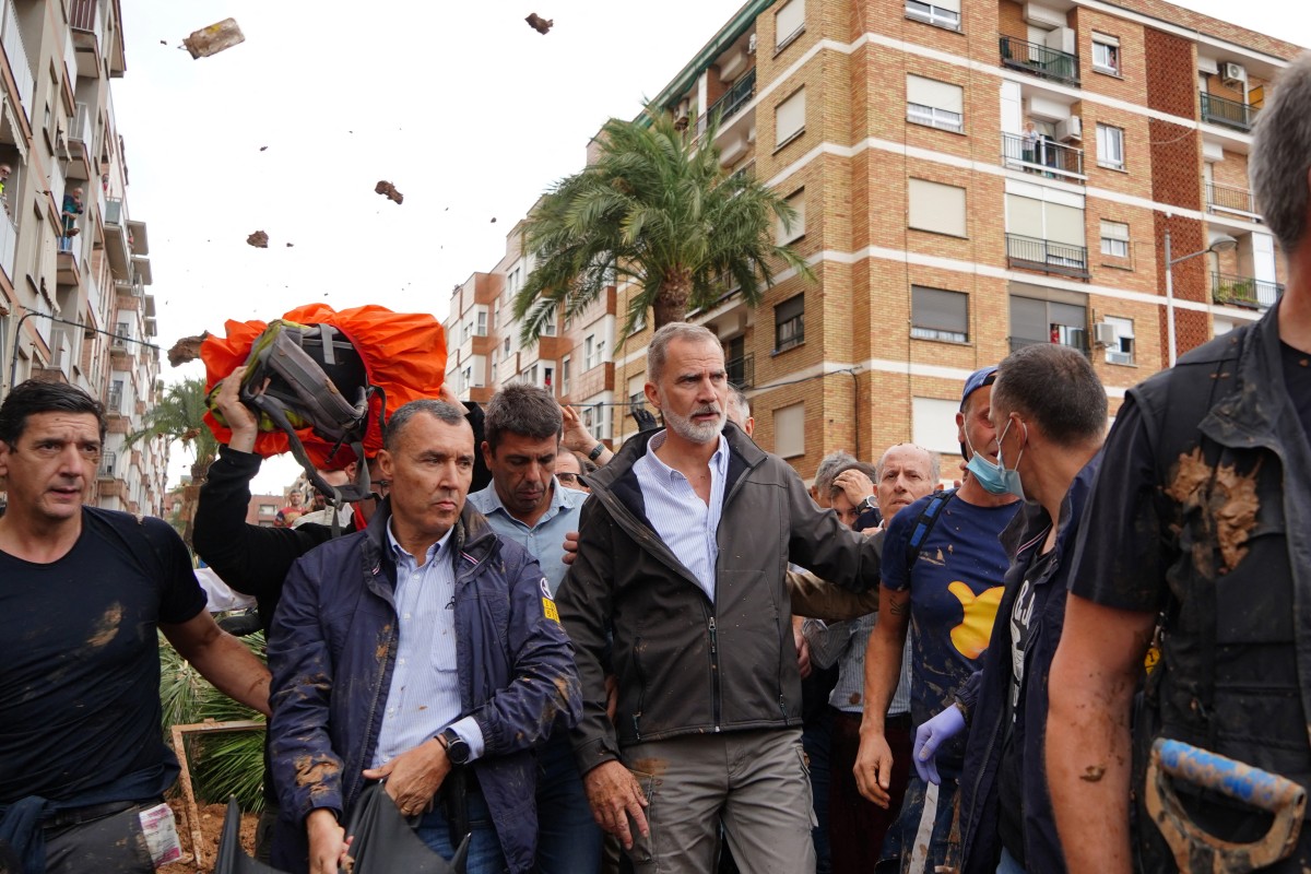 King Felipe VI of Spain (C) is heckled by angry residents who throw mud and objects during his visit to Paiporta, in the region of Valencia, eastern Spain, on November 3, 2024. Photo by Manaure Quintero / AFP.