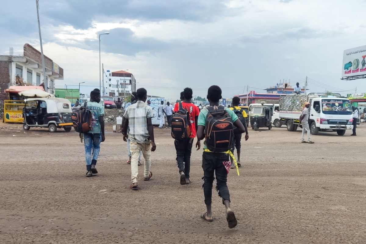 People displaced from eastern areas of Sudan's al-Jazira state arrive to Gedaref city on October 27, 2024. At least 50 people have been killed in a single attack by Sudanese paramilitaries who have besieged and raided villages in al-Jazira state, activists said. (Photo by AFP)