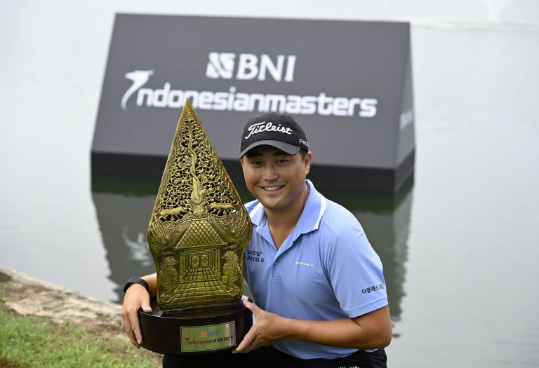 Richard T Lee poses with the winner's trophy. Photo by Asian Tour.