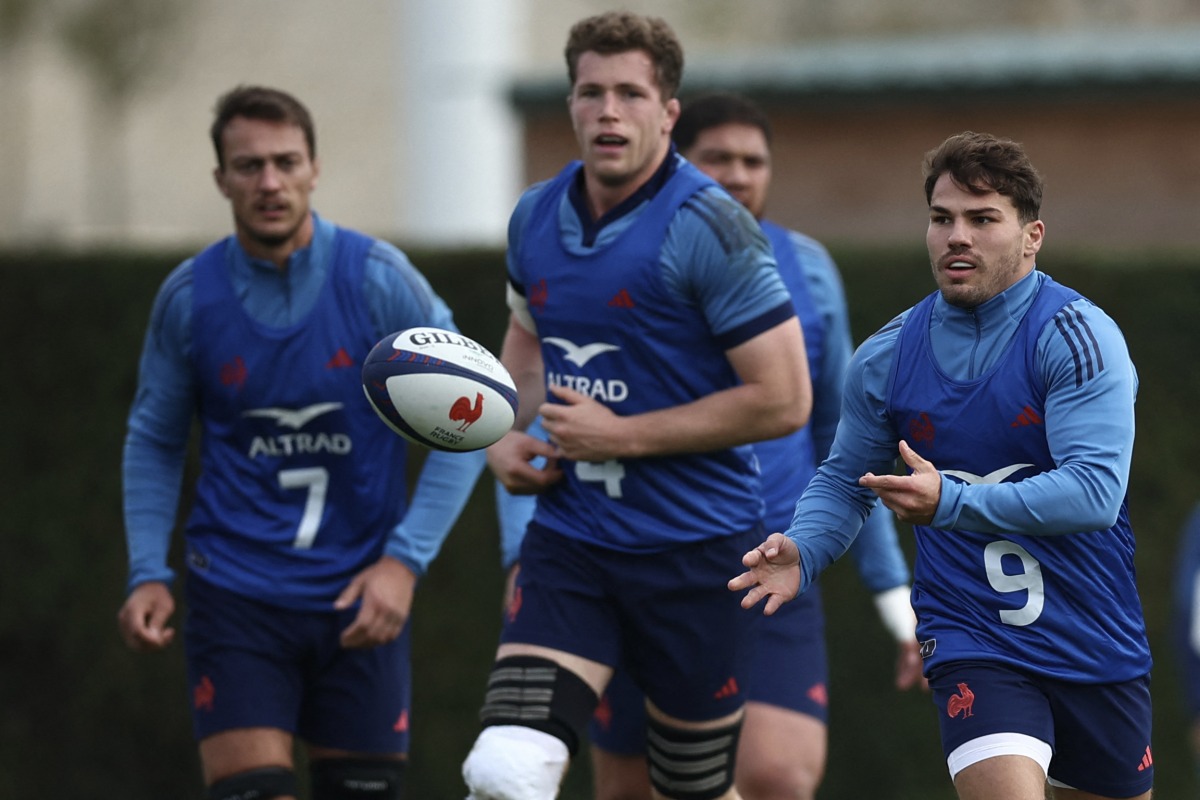 France's scrum-half and captain Antoine Dupont (R) attends a training session in Marcoussis, south of Paris, on November 06, 2024, as part of the preparation for the Autumn international rugby union match between France and Japan. (Photo by Anne-Christine POUJOULAT / AFP)
