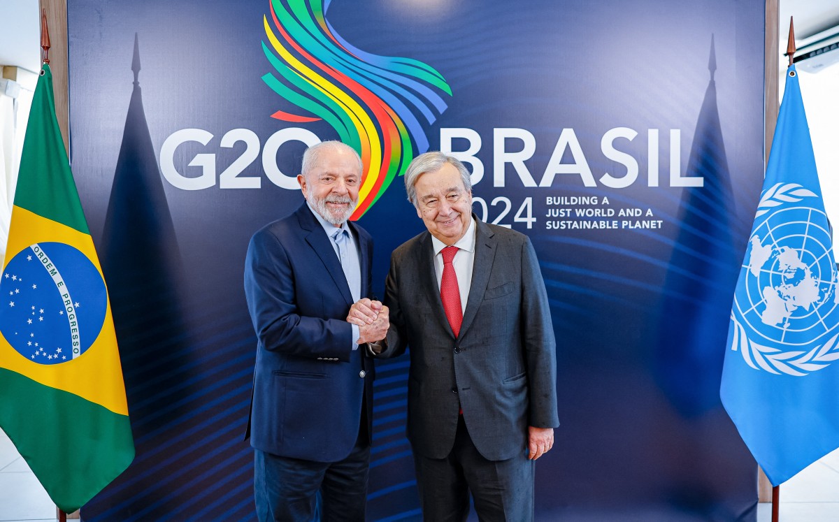 Handout picture released by the Brazilian Presidency showing President Luiz Inácio Lula da Silva (L) shaking hands with UN General Secretary Antonio Guterres during a meeting in Rio de Janeiro, Brazil, on November 16, 2024, ahead of the G20 Summit. Photo by Ricardo STUCKERT / Brazilian Presidency / AFP.