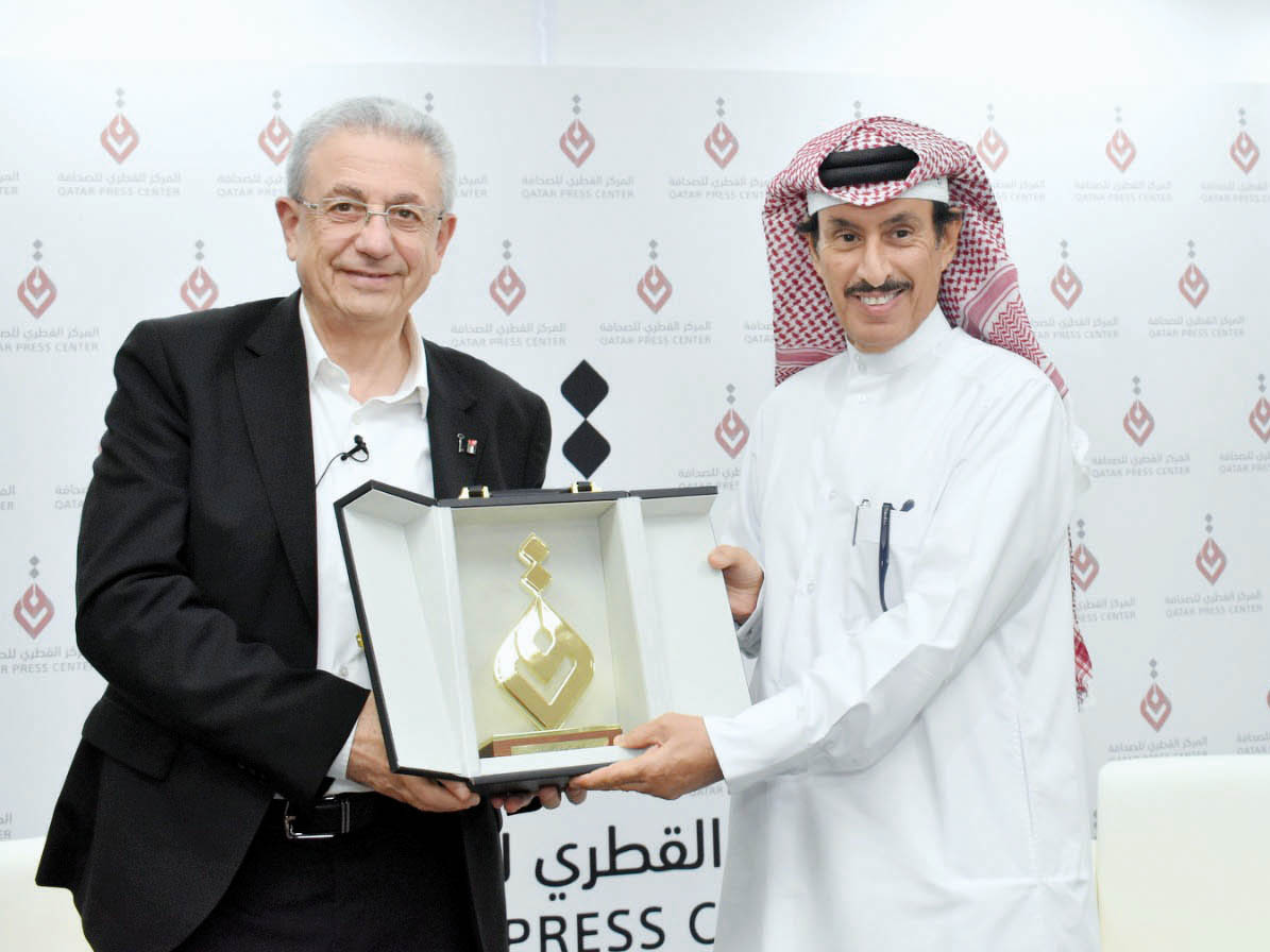 Chairman of Qatar Press Center Saad bin Mohammed Al Rumaihi (right) honouring Dr. Mustafa Barghouti at the event.