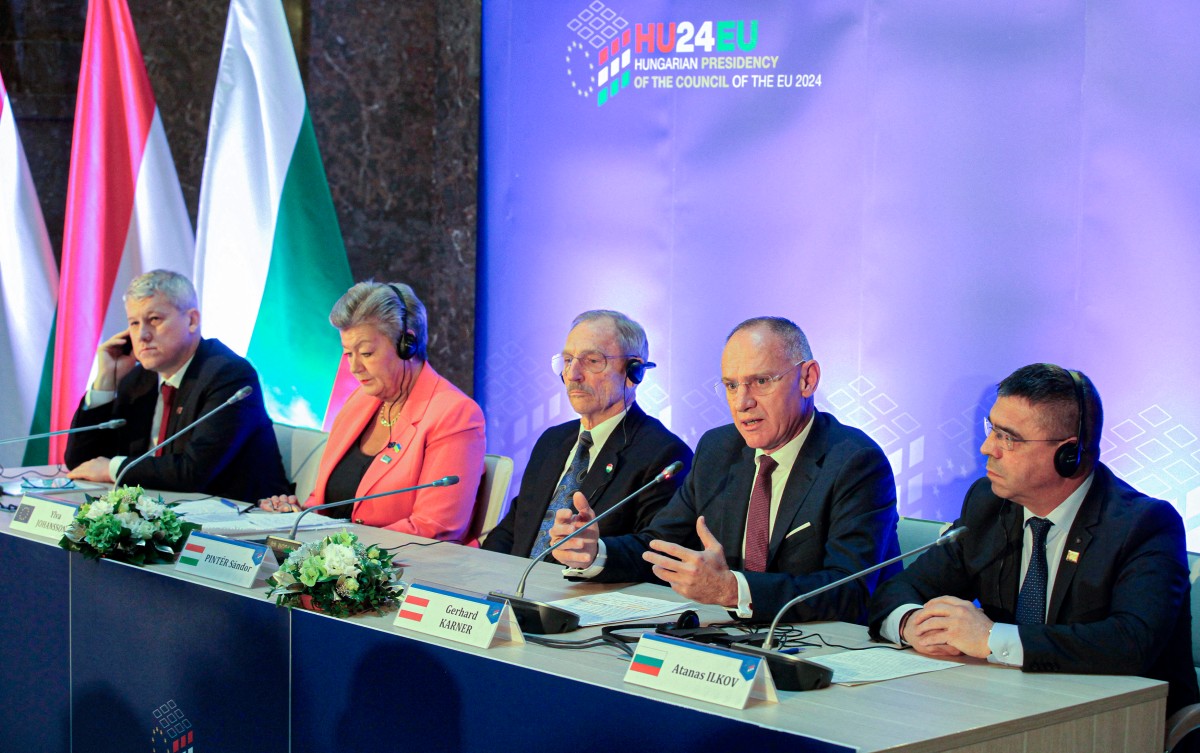 Romania's Vice Prime Minister and Minister of Internal Affairs Catalin Predoiu, European Commissioner for Home Affairs Ylva Johansson, Hungary's Minister of Interior Sandor Pinter, Austria's Federal Minister of the Interior Gerhard Karner and Bulgaria's Minister of Interior Atanas Ilkov attend a press conference on the expansion of the Schengen area, in Budapest on November 22, 2024. Photo by Peter Kohalmi / AFP.